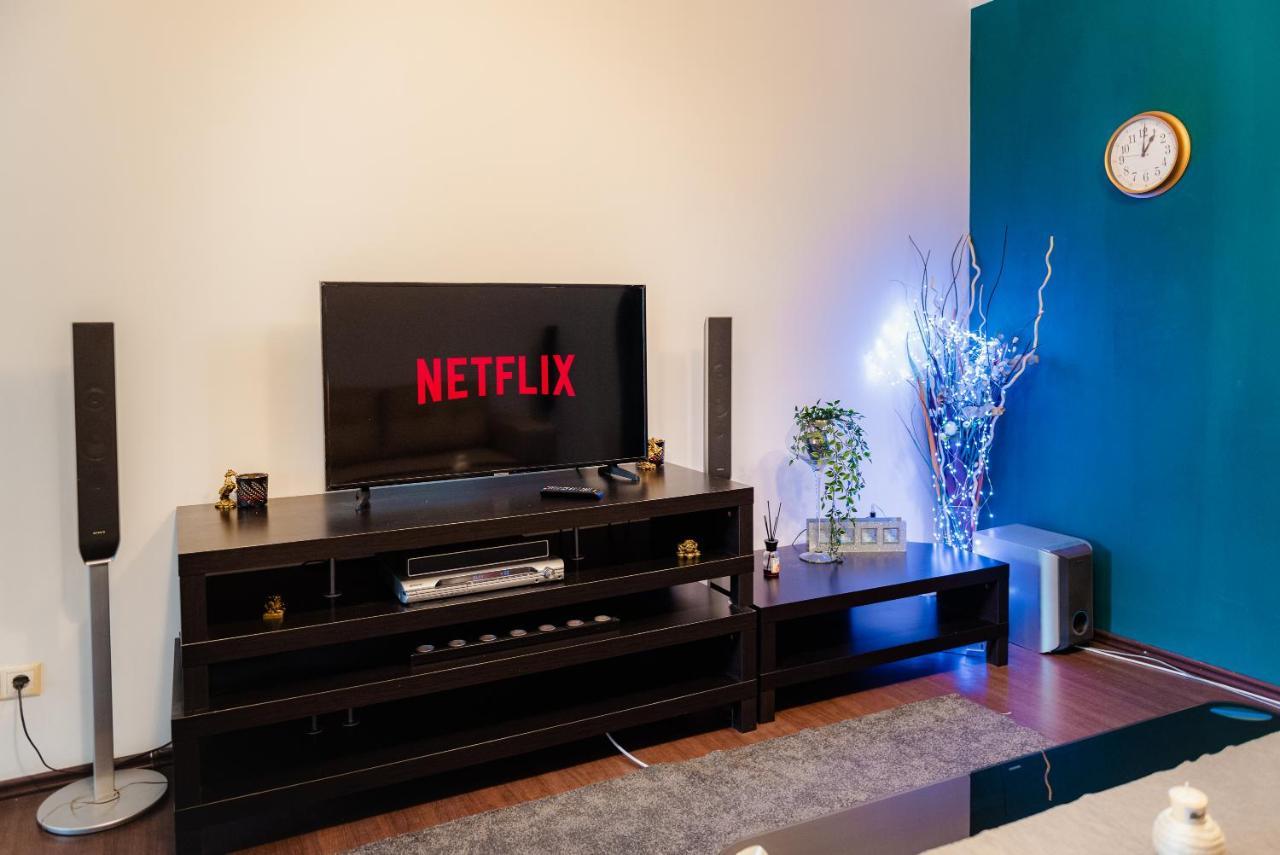Comfy Apartment With Private Parking And Netflix Bukarest Eksteriør billede