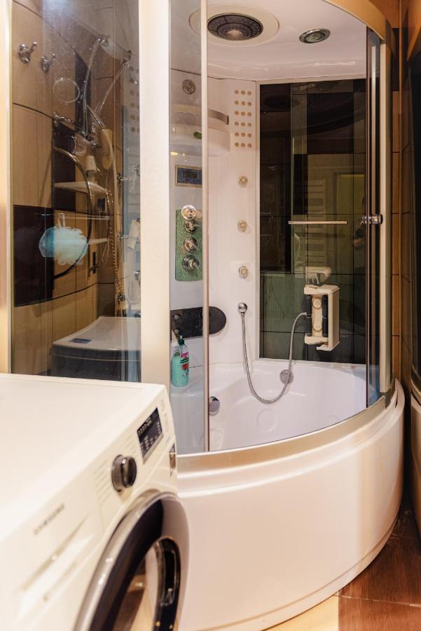 Comfy Apartment With Private Parking And Netflix Bukarest Eksteriør billede