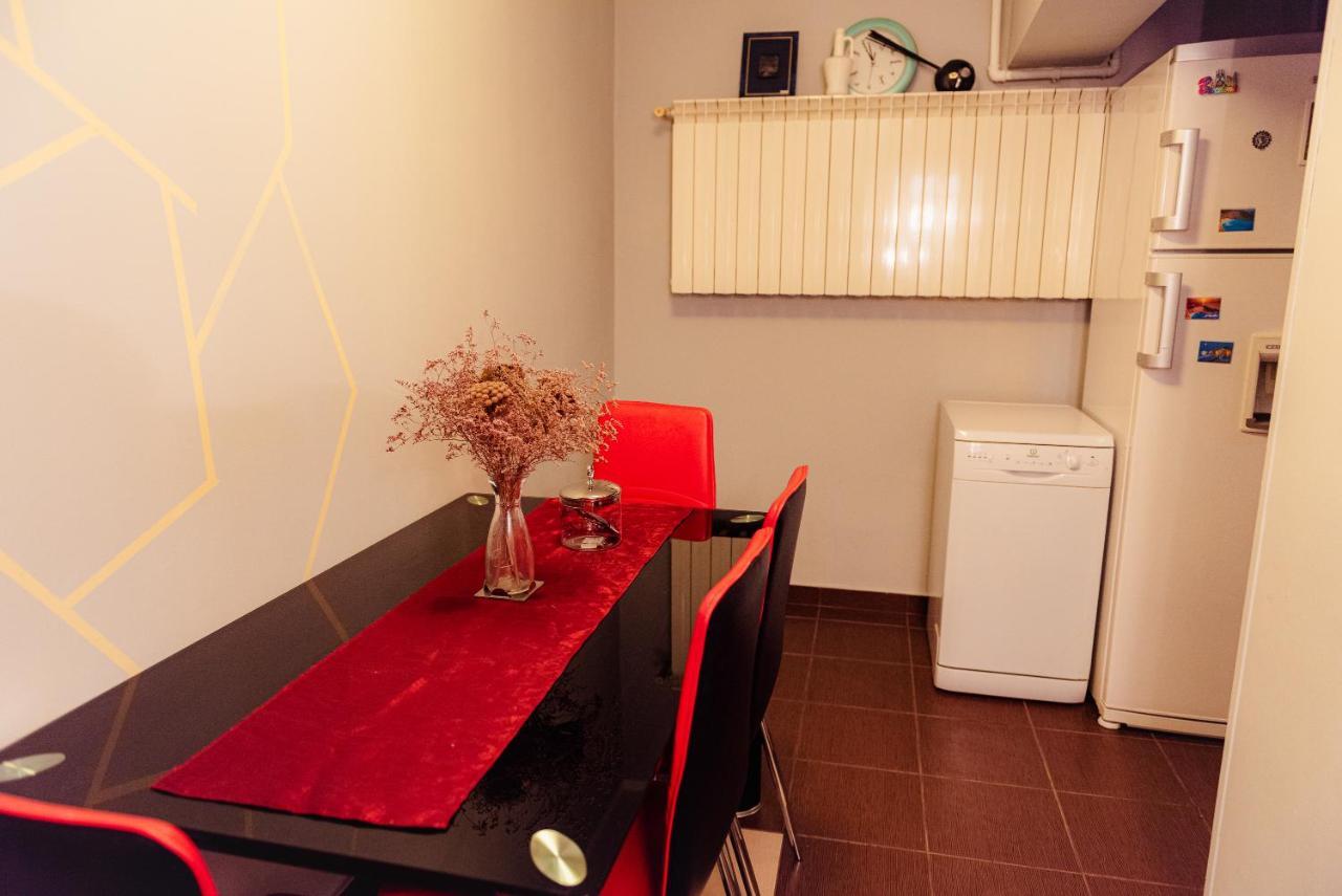 Comfy Apartment With Private Parking And Netflix Bukarest Eksteriør billede